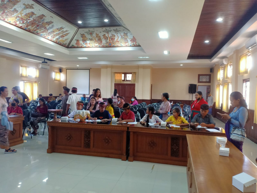 Pembinaan Persiapan Lomba Nyurat Lontar Dan Mesatua Bali Di Camat